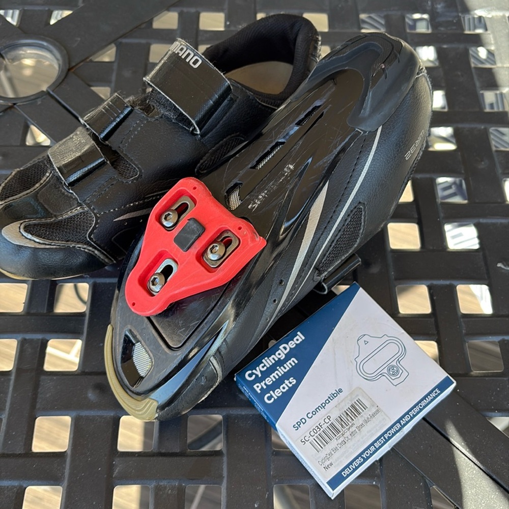 Shimano Cycling women’s Spin Shoes Sz 7/39 includes peloton and regular cleats